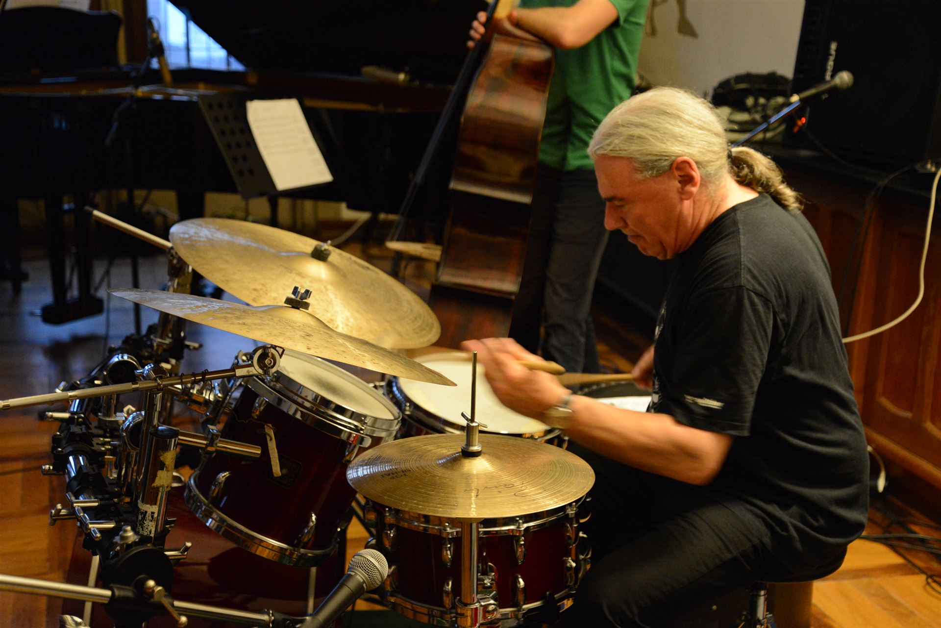 Seitliche Nahaufnahme eines Schlagzeugers bei einem Konzert in der Aula der Musikschule Vreden