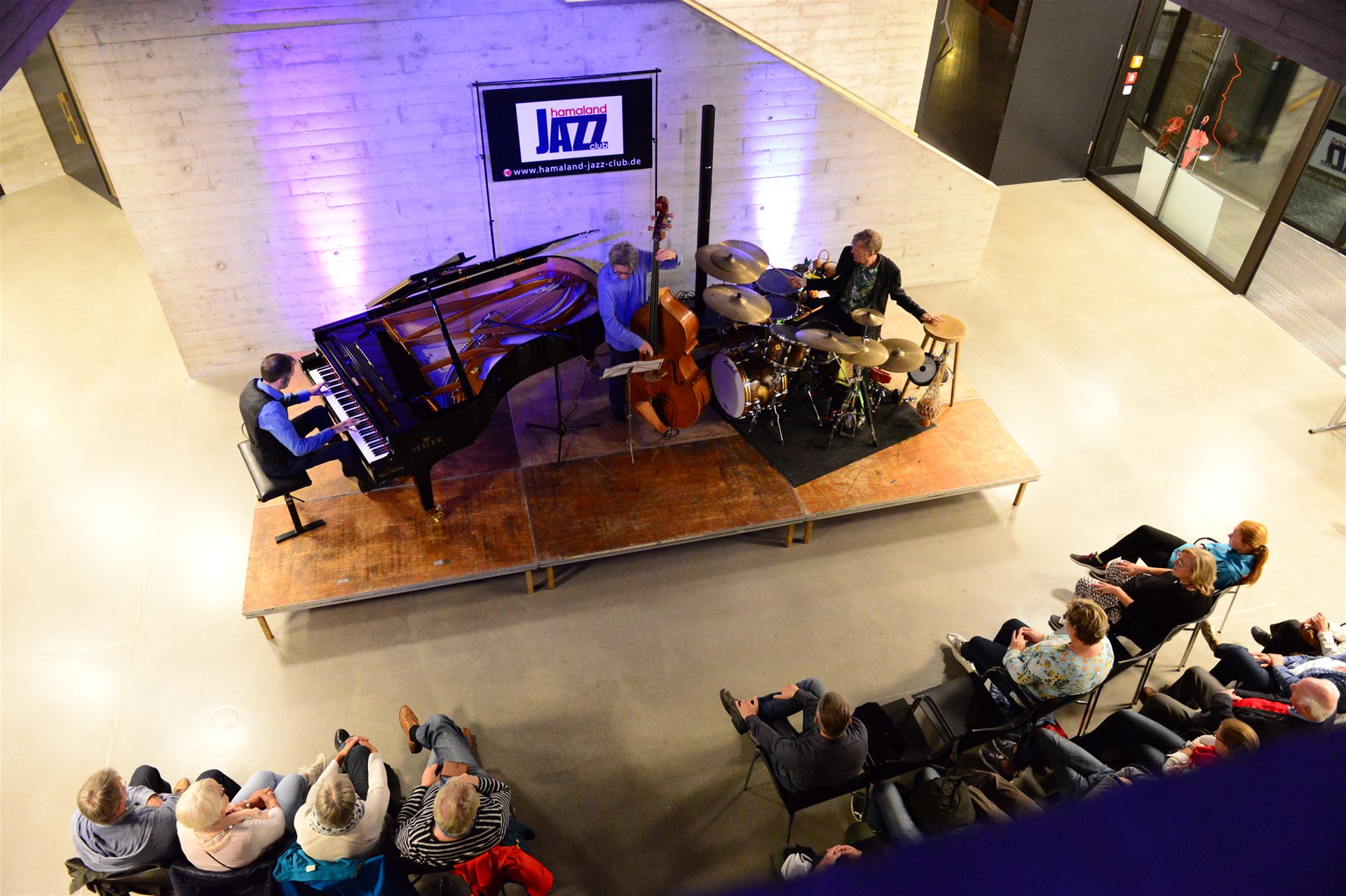 Die Band „Berlin 21“ von Torsten Zwingenberger bei einem Konzert im KULT von oben fotografiert