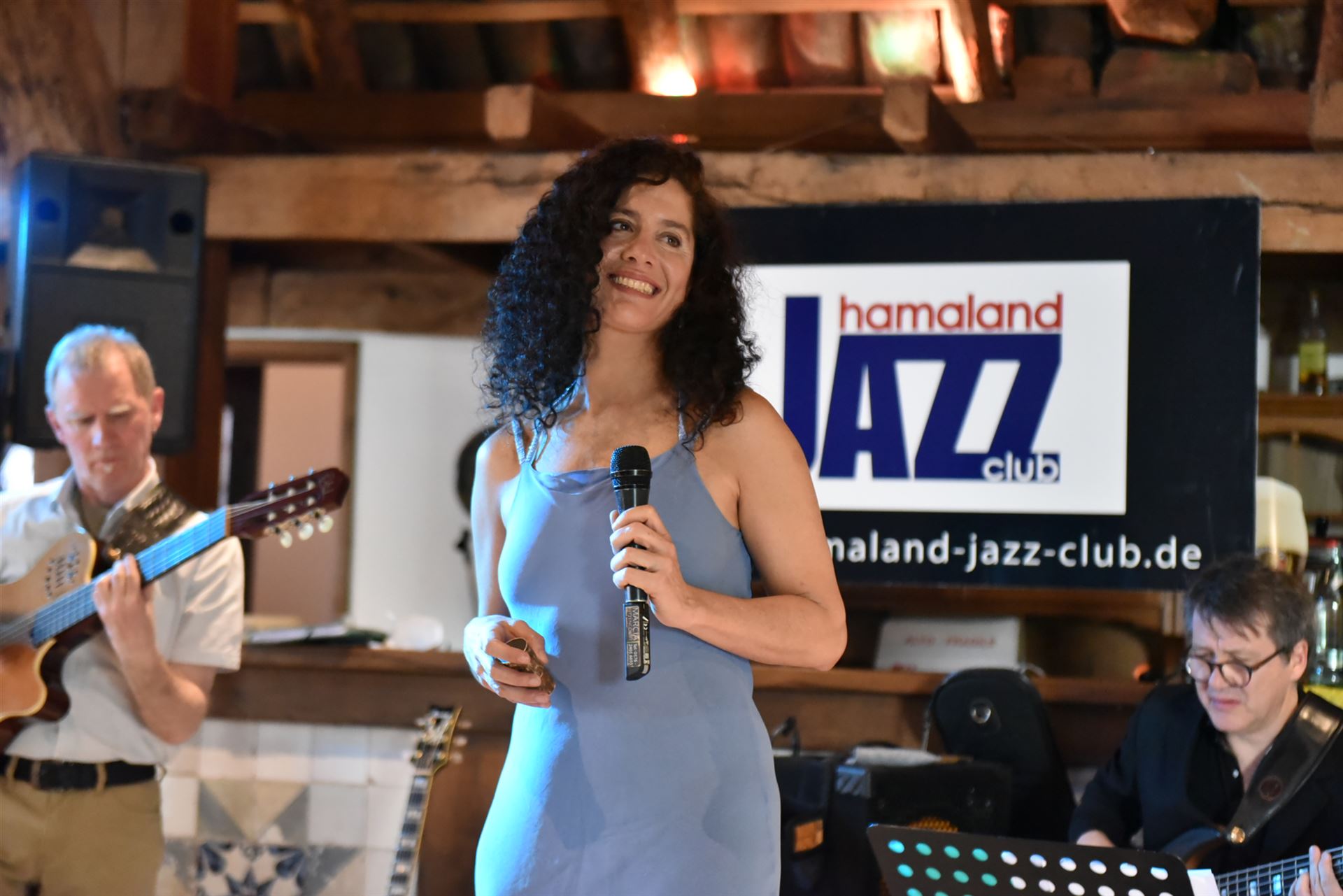 Sängerin Maria Bittencourt mit Gitarrist Michael Arlt beim Kaffee-Konzert 2022 im Saal der Gaststätte Terrahe