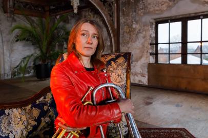 Bild von Ellister van der Molen in einer roten Lederjacke