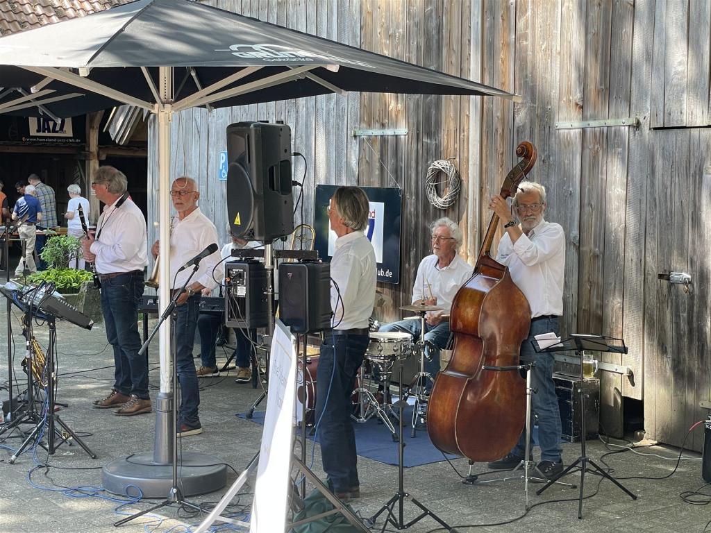 Charlestown Jazzband beim Konzert am 1.Mai 2025 auf dem Hof der Gaststätte „Schwering“ vor einer Scheune